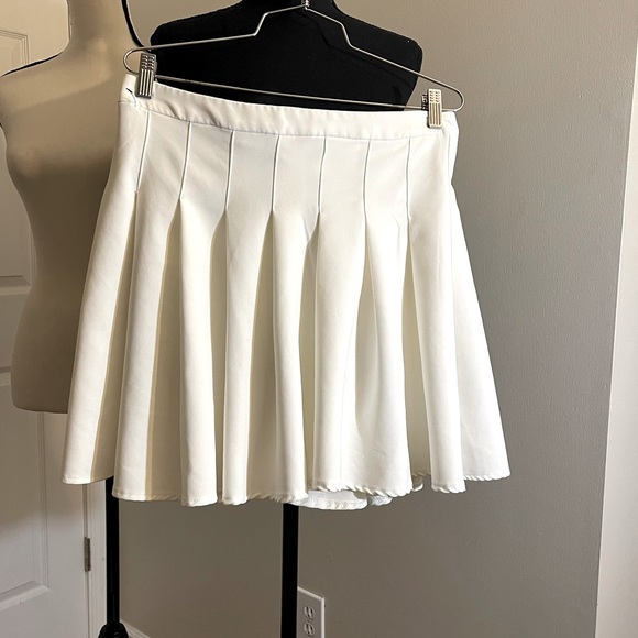 Princess Polly pleated skirt - Picture 2 of 3